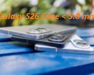 Galaxy S26 Edge är enligt uppgift 5% tunnare än Galaxy S25 Edge som visas här. (Bildkälla: Notebookcheck, redigerad)