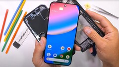 Teardown-experten är ganska imponerad av Google Pixel 10 Pro XL:s interna delar. (Bildkälla: JerryRigEverything)