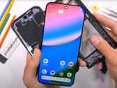 Teardown-experten är ganska imponerad av Google Pixel 10 Pro XL:s interna delar. (Bildkälla: JerryRigEverything)