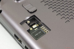 Användarna kan sätta in ett Nano-SIM-kort via en lätt avtagbar lucka på undersidan