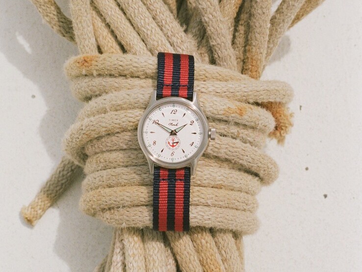 Noah x Timex MK1 Anchor-klocka med silverfärgat 36 mm-boett, vit urtavla, ankarmotiv och marinblå- och rödstrimmig tygrem.