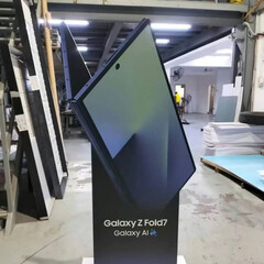 Galaxy Z Fold7 ser tunnare ut än alla tidigare Galaxy Z Fold-modeller. (Bildkälla: Alchimist Leaks)