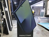 Galaxy Z Fold7 ser tunnare ut än alla tidigare Galaxy Z Fold-modeller. (Bildkälla: Alchimist Leaks)