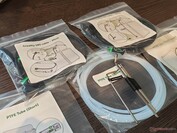 Kablar och slangar är märkta, och tryckta instruktioner medföljer