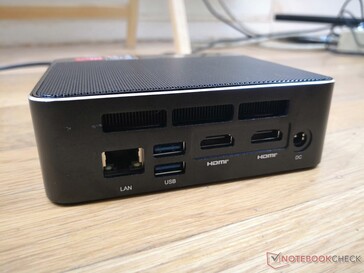 Till vänster: Gigabit RJ-45, 2x USB 3.0, 2x HDMI 2.0, AC-adapter