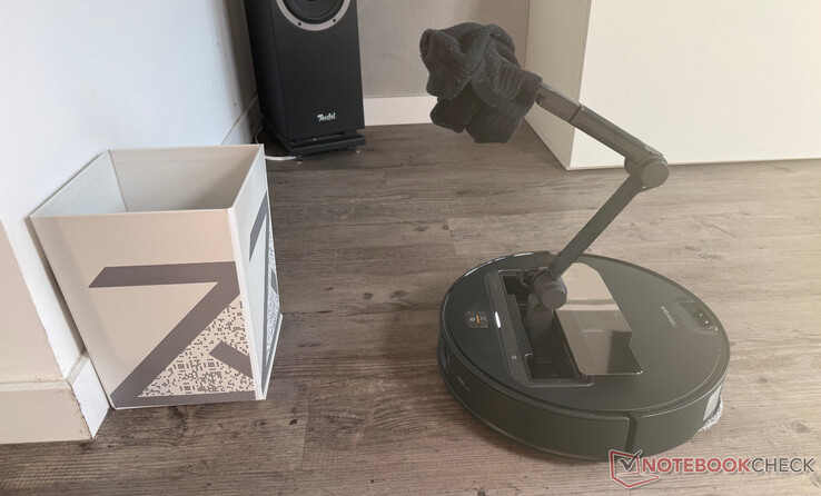 Robotarmen OmniGrip i aktion när den rensar bort en strumpa