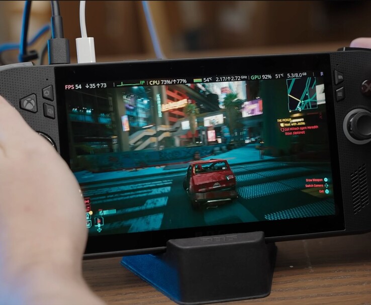 ASUS ROG Ally X kör Cyberpunk 2077 och visar prestandamätningar i spelet som FPS, CPU- och GPU-användning på skärmen. (Bildkälla: Dawid gör tekniska saker)