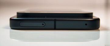 Överst: Nano SIM-fack, mikrofon