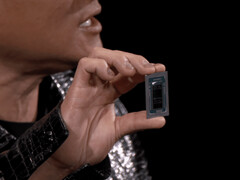 Jensen Huang håller upp Nvidia GB10 under CES 2025. (Bildkälla: Hardware Luxx)