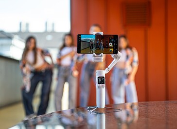 Hohem V3 Ultra smartphone gimbal i arktisk vit färg (Bildkälla: Hohem)