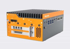 Massor av portar och plats för en professionell GPU i SFF-klass för stationära datorer. (Bildkälla: Onlogic)