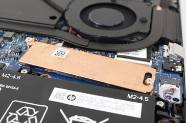 Värmespridare i koppar för endast en av de två M.2 PCIe4 SSD-platserna