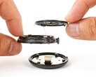 Google Pixel Watch 4 gör batteribyte till en barnlek. (Bildkälla: iFixit)
