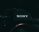 En närbild av Sony-logotypen på en kamera.