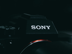 En närbild av Sony-logotypen på en kamera.