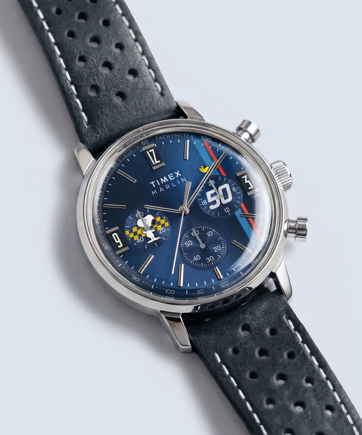 Timex Peanuts x Marlin Chronograph visas i en vinkel med sitt polerade rostfria stålhölje, blå solstråleurtavla och perforerat blått läderarmband.