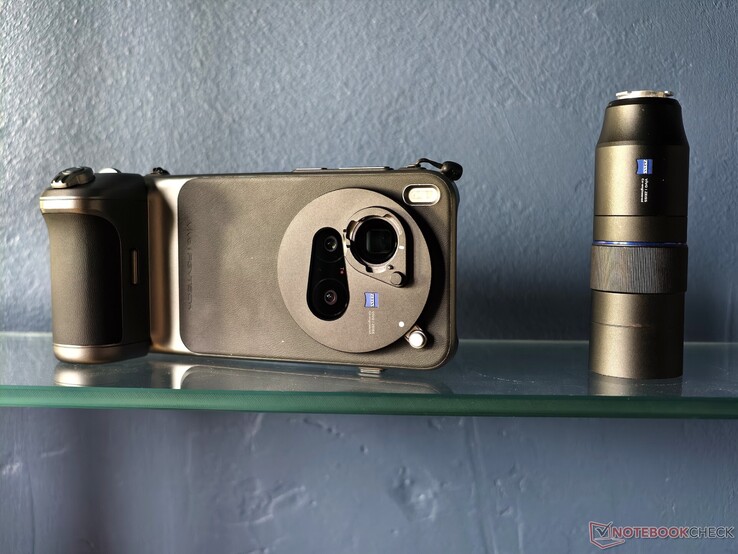 Du måste vrida Vivo X300 Pro 180° för att kunna använda handtaget som kamerans avtryckare istället för snabbknappen