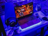 En bärbar speldator med blå belysning vid en demostation, där ett spel körs (Bildkälla: Pexels / Bertellifotografia)