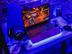 En bärbar speldator med blå belysning vid en demostation, där ett spel körs (Bildkälla: Pexels / Bertellifotografia)
