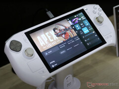 Zotac har återigen visat upp sin andra generationens Zone-spelhanddator i en vit och guldfärgad finish. (Bildkälla: Notebookcheck)