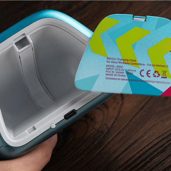 Laddningsdockan 8BitDo har ett förvaringsfack för små tillbehör, t.ex. en Xbox-kontroller.