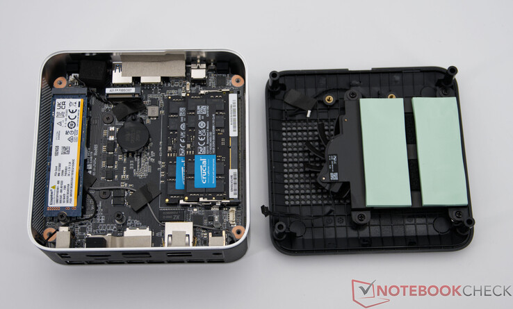 Minisforum AI X1 med öppen undersida