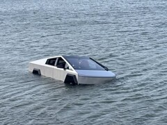 En Tesla Cybertruck fick bärgas från Grapevine Lake i Texas efter ett misslyckat Wade Mode-test.