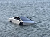 En Tesla Cybertruck fick bärgas från Grapevine Lake i Texas efter ett misslyckat Wade Mode-test.