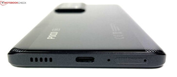 Fotsida: Högtalare, USB-C 2.0, Mikrofon, SIM-kort