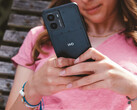 En reklambild för HMD:s Fusion-smartphone visar telefonen i en kvinnas händer med en närbild på HMD-logotypen på baksidan. (Bildkälla: HMD)