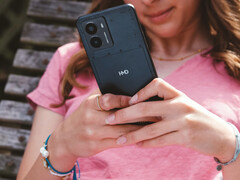 En reklambild för HMD:s Fusion-smartphone visar telefonen i en kvinnas händer med en närbild på HMD-logotypen på baksidan. (Bildkälla: HMD)