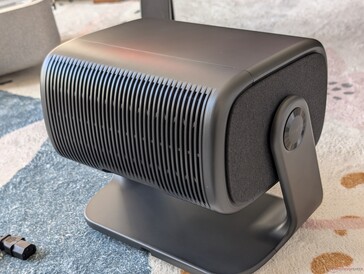 Ventilation via baksidan medan sidorna är filtade högtalare