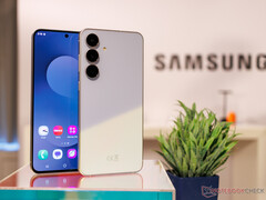 Galaxy S25 FE har ett välbekant designspråk och relativt tunna skärmramar. (Bildkälla: Notebookcheck)