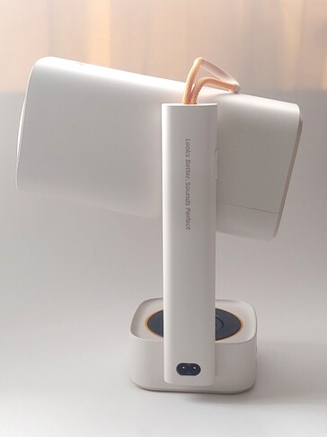 Yaber T1 Pro:s asymmetriska, topptunga design gör att den lätt tippar framåt när den knuffas av misstag. (Bildkälla: Notebookcheck)