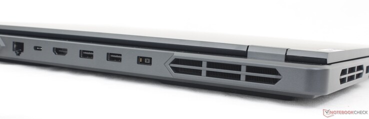 På baksidan: RJ-45 (1 Gbps), USB-C 10 Gbps m/ 140 W strömförsörjning + DisplayPort 1.4, HDMI 2.1 (upp till 4K60), 2x USB-A 5 Gbps, nätadapter