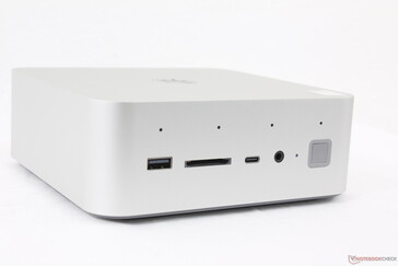 Framtill: USB-A 3.2 Gen. 2 (10 Gbps), SD-kortläsare, USB-C med DisplayPort (10 Gbps), 3,5 mm headset, fingeravtrycksaktiverad strömbrytare, Quad-mikrofonuppsättning