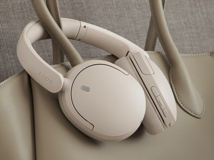 Sony WH-CH730N i färgvarianten Oat.