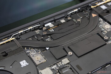 Kylningslösningen består av ett enda stort kopparvärmerör med dubbla ~50 mm fläktar