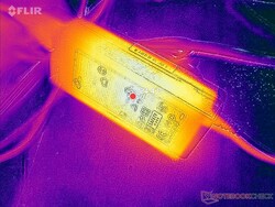 AC-adaptern blir knappt varm vid långvarig användning