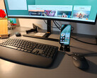 Google Pixel 10a är ansluten till en bildskärm och ihopkopplad med Logitech MK880 som inmatningsenhet.