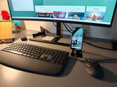 Google Pixel 10a är ansluten till en bildskärm och ihopkopplad med Logitech MK880 som inmatningsenhet.