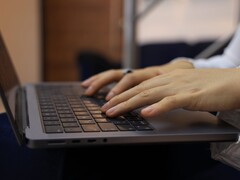 Händer som skriver på en bärbar dators tangentbord