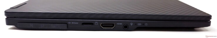 Vänster: ROG XG Mobile-gränssnitt, microSD-kortläsare, HDMI 2.1-utgång, 3,5 mm kombinerat ljuduttag