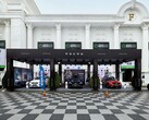 Volvos utställningsmonter på Realestate.com.kh Expo 2022, med flera Volvobilar inklusive SUV:ar, med reklambanderoller och varumärkesprofilering framför en stor vit byggnad med pelare. (Bildkälla: I'm Zion via Pexels)