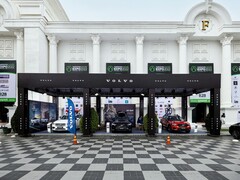Volvos utställningsmonter på Realestate.com.kh Expo 2022, med flera Volvobilar inklusive SUV:ar, med reklambanderoller och varumärkesprofilering framför en stor vit byggnad med pelare. (Bildkälla: I&#039;m Zion via Pexels)