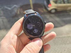 Huawei Watch knoppar i solen