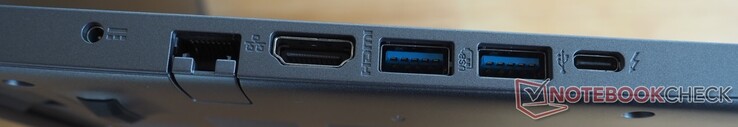 Till vänster: laddningsport, RJ45 Ethernet, HDMI 2.1, 2x USB-A 3.0, Thunderbolt 4