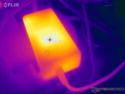 AC-adaptern kan nå 40 C när du kör krävande belastningar