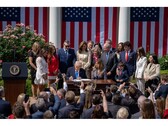 Ett fotografi av USA:s president Donald Trump när han undertecknar Take It Down Act vid en ceremoni i Washington, USA. (Bildkälla: @FLOTUS på X)