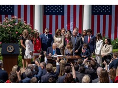 Ett fotografi av USA:s president Donald Trump när han undertecknar Take It Down Act vid en ceremoni i Washington, USA. (Bildkälla: @FLOTUS på X)